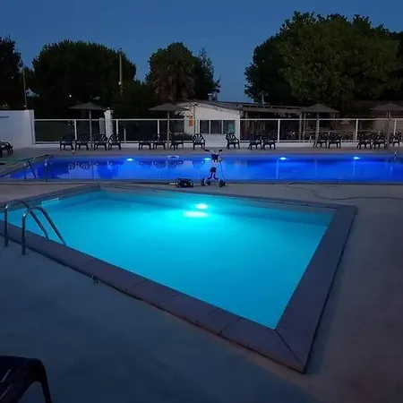 Mobil A Au L'escale Proche De Royan Kemp